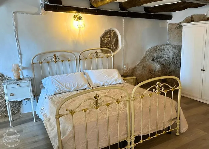 公寓 Remarkable Medieval Clifftop With Panoramic Sea Views To Stromboli Beautifully Restored And Fully Equipped *