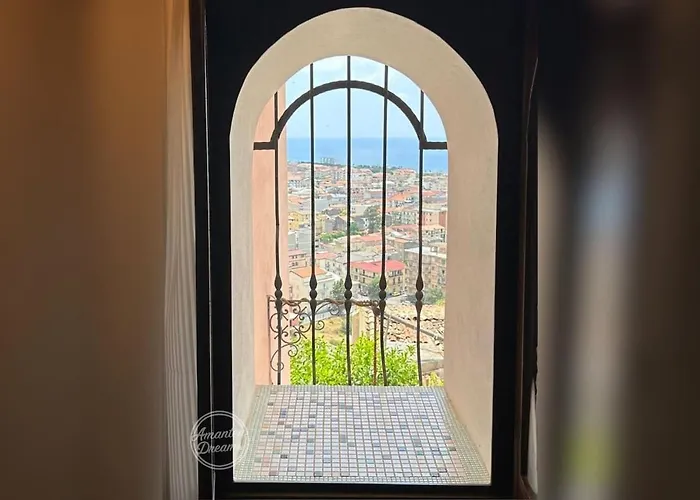 Remarkable Medieval Clifftop With Panoramic Sea Views To Stromboli Beautifully Restored And Fully Equipped 아파트 *